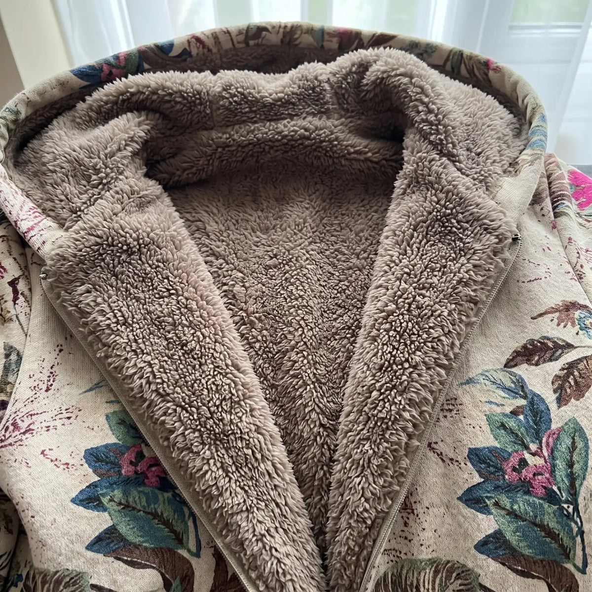 Close-up of the teddy-soft fleece lining and hood of the Melvaris jacket